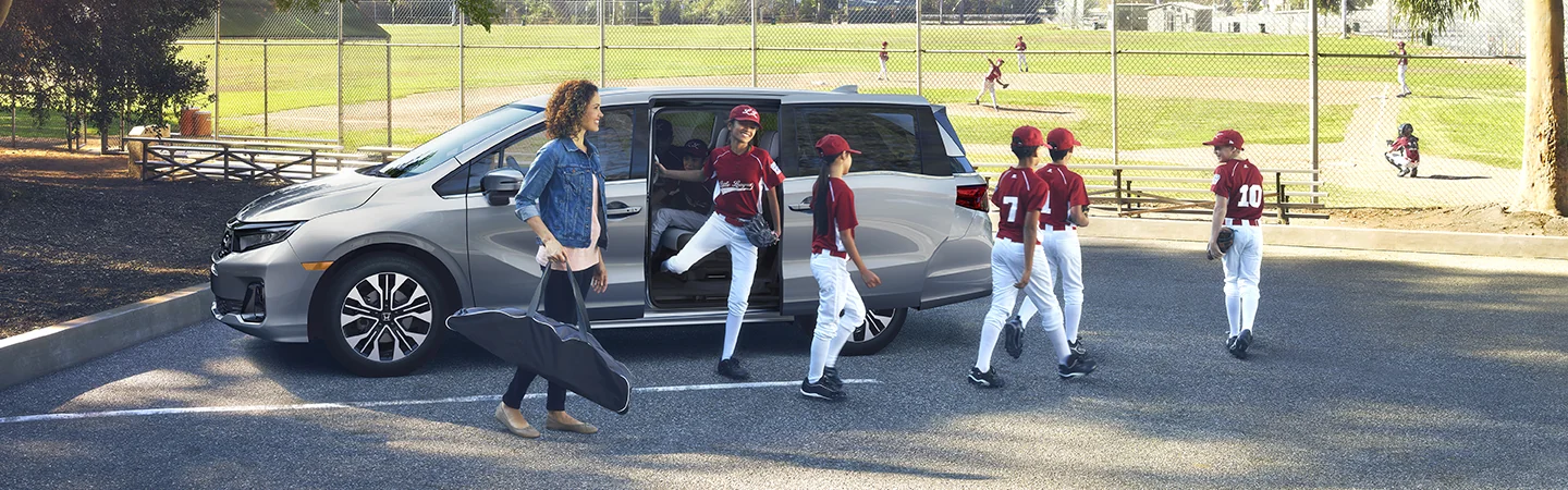 2026 Honda Odyssey EX-L unloading a baseball team