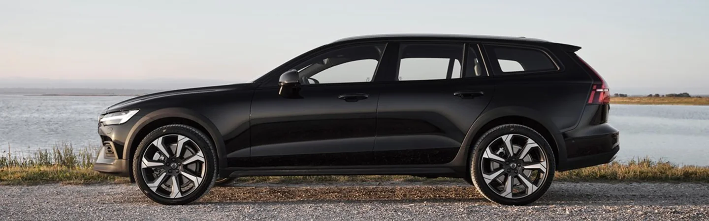 2024 Volvo V60 Cross Country Specs side front in black