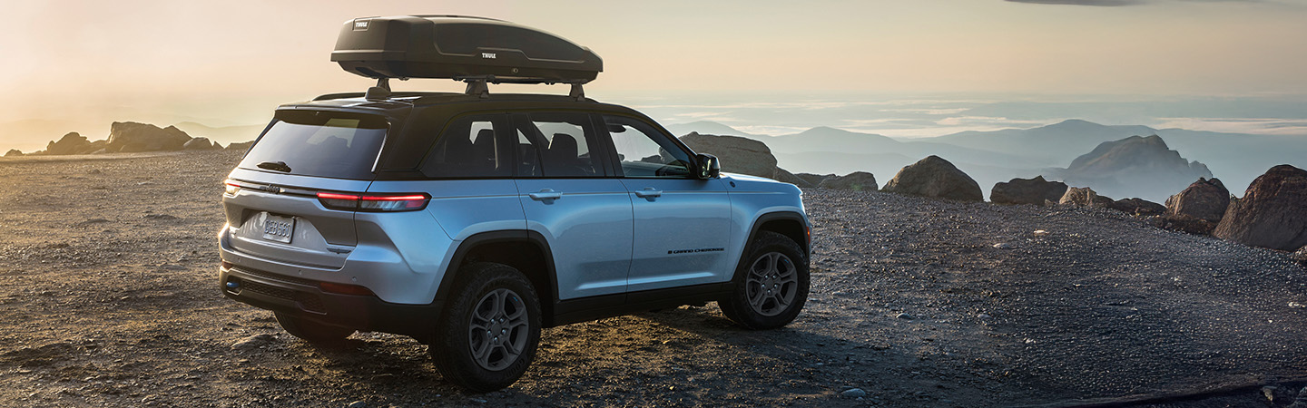 2023 Jeep Cherokee Altitude LUX  slide2