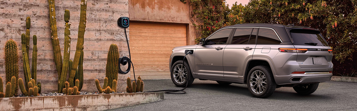 2023 Jeep Cherokee Altitude LUX  slide3