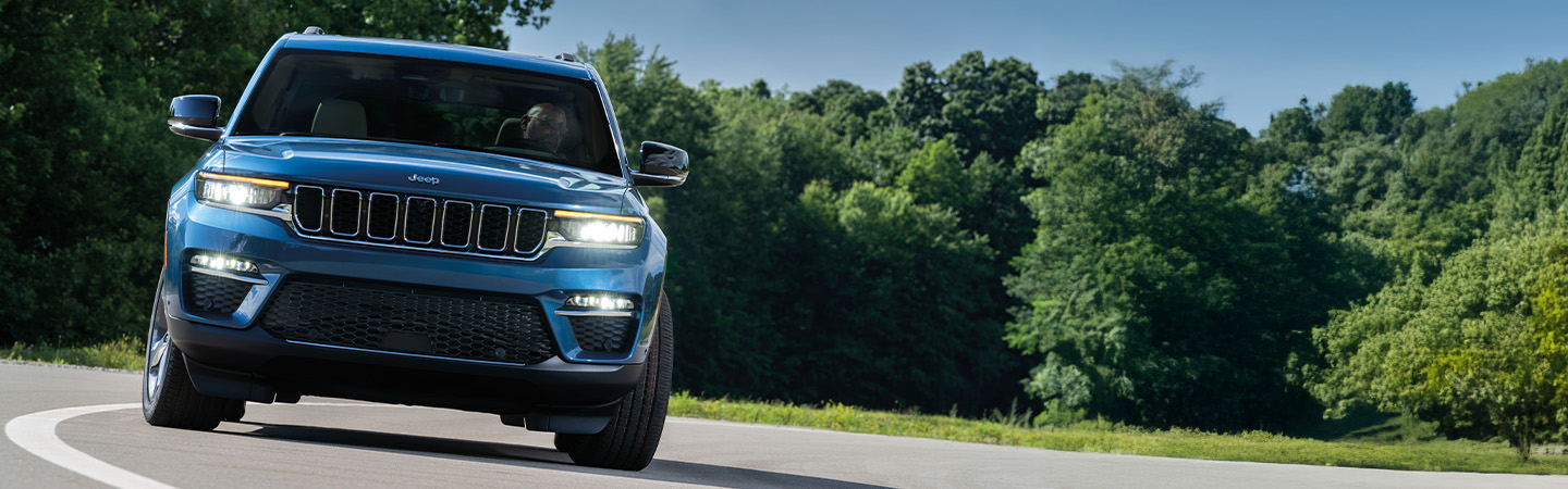 2023 Jeep Cherokee Altitude LUX  slide4