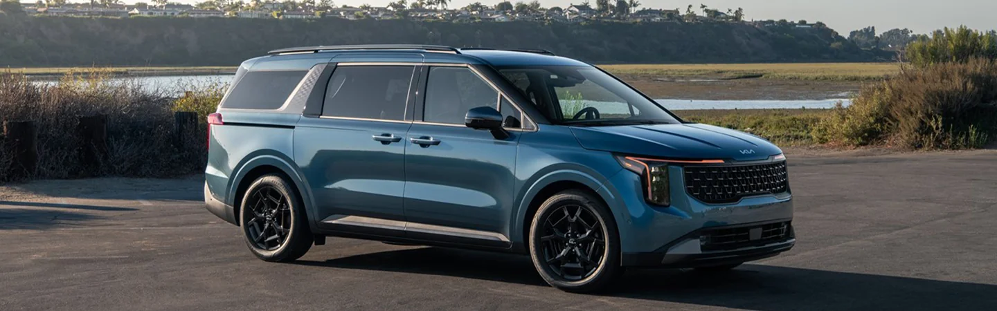 side view of a 2025 Kia Carnival LX