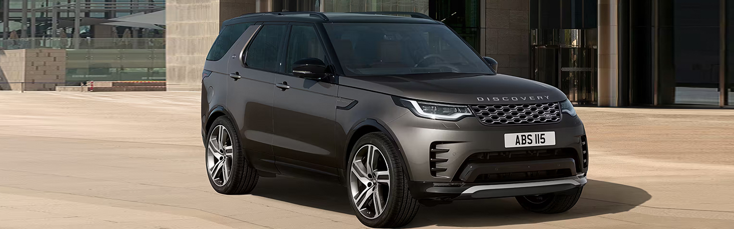 2024 Land Rover Discovery Specs Front-Side View With Black Color