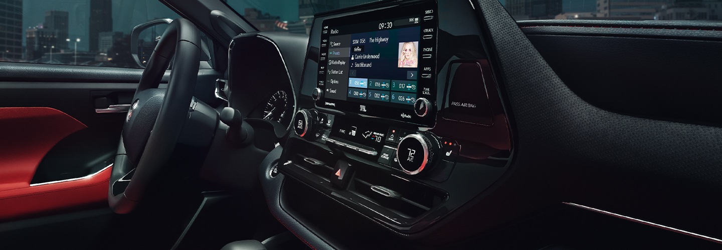 Dashboard view of 2021 Toyota Highlander