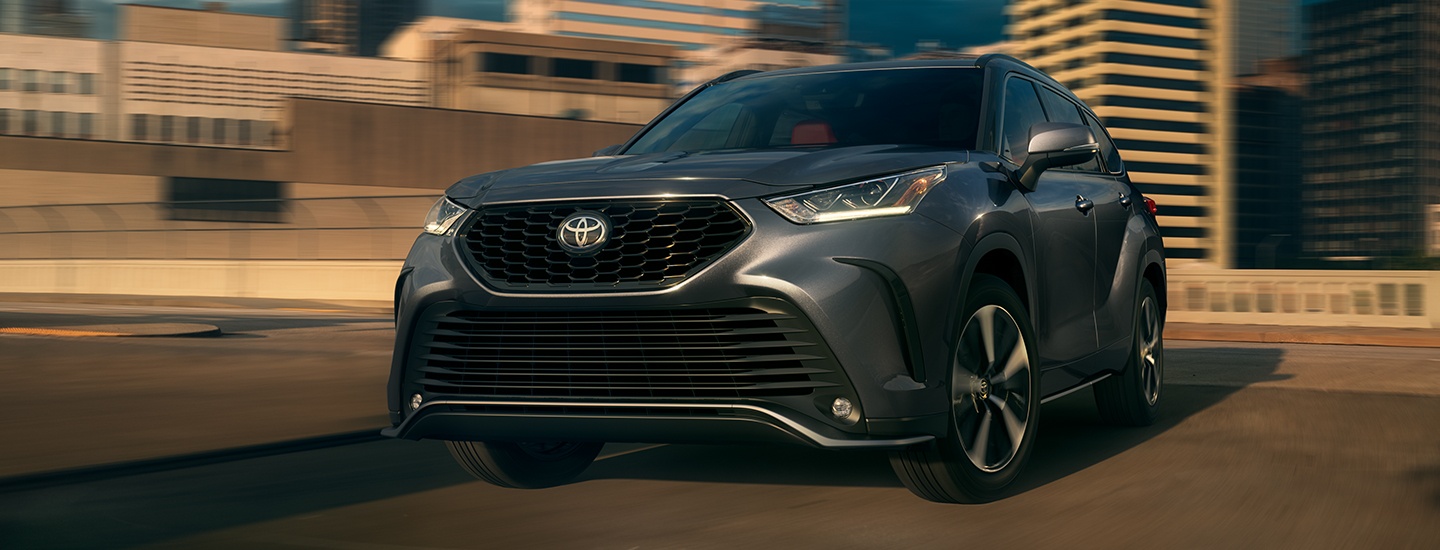 Driving 2021 Toyota Highlander through the city