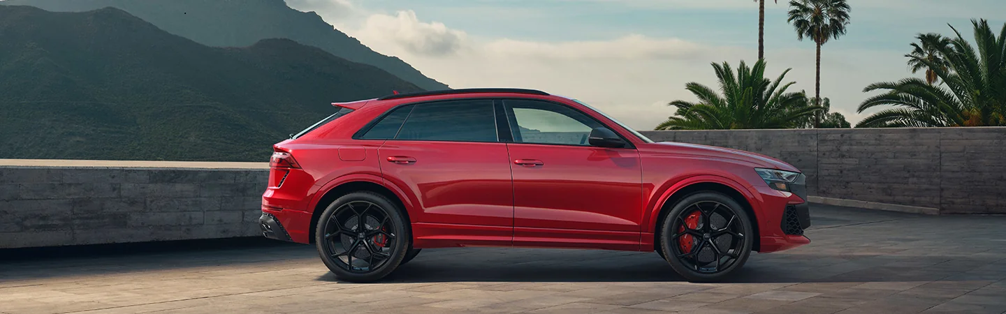 Side view of a parked 2025 Audi Q8 with mountains in the background