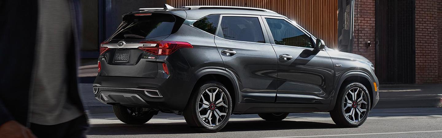 Rear passenger’s side view of gray Seltos parked