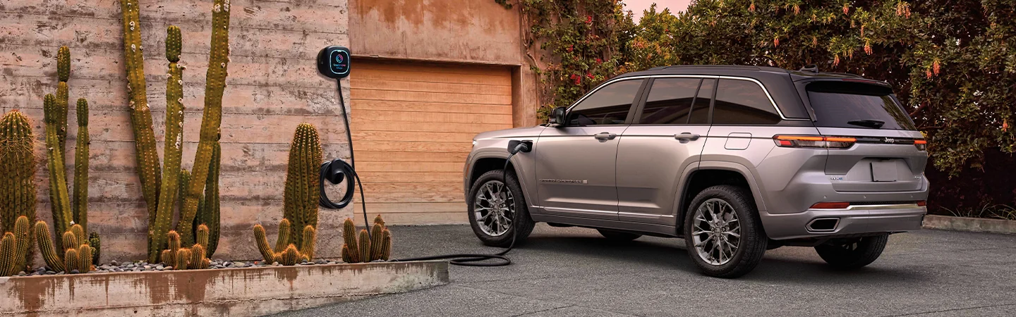 2025 Jeep Grand Cherokee vs Toyota 4Runner Gery color Side View