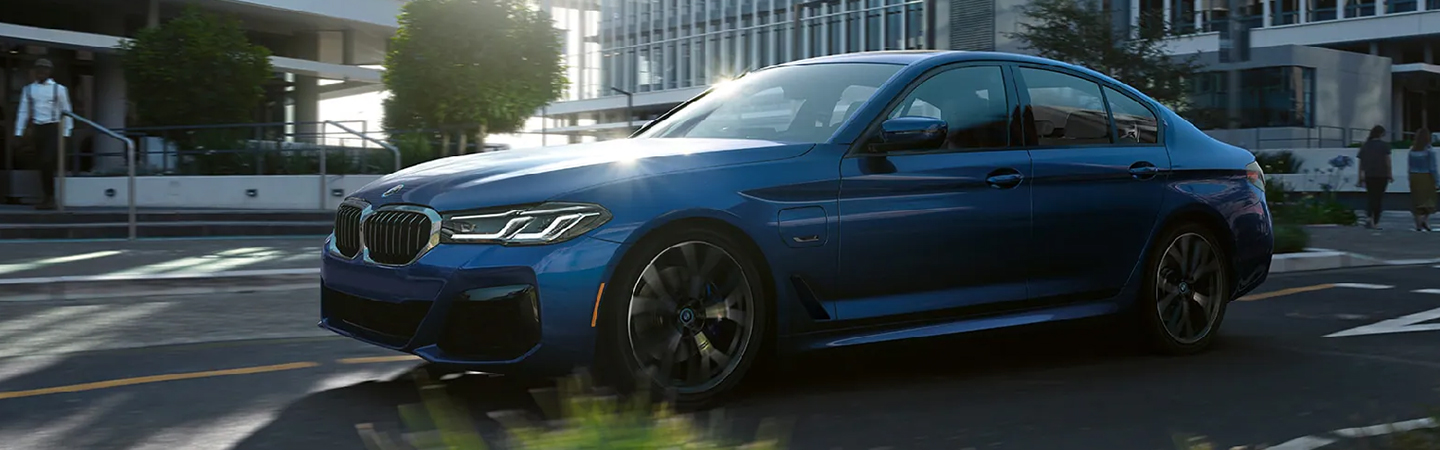 2022 BMW 5 Series Slide2