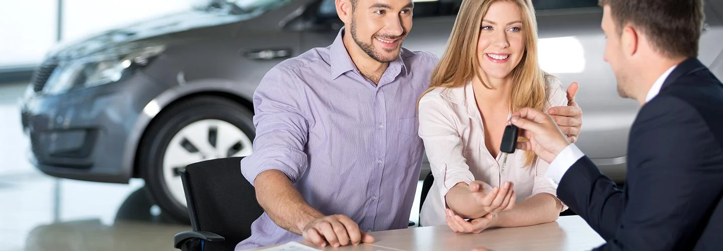 agent handing keys to a couple