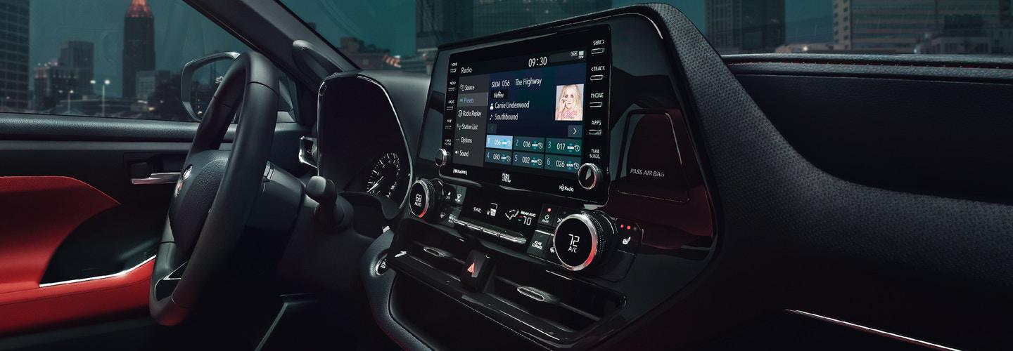 2021 Toyota Highlander front dashboard