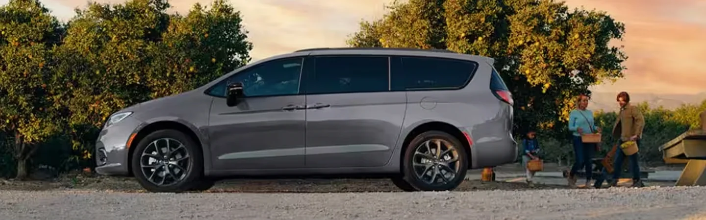 2024 Chrysler Pacifica Specs front side  view black