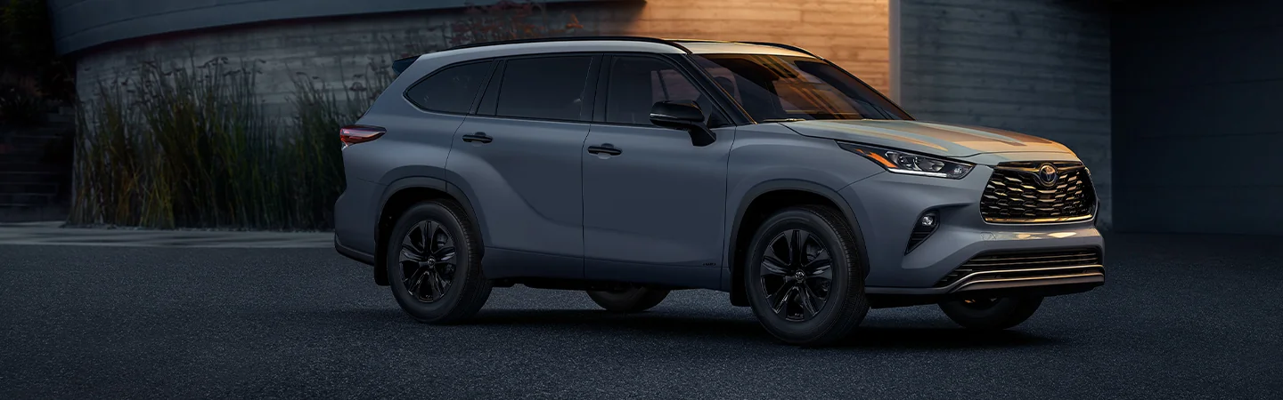 2025 Toyota Highlander parked in a city at dusk