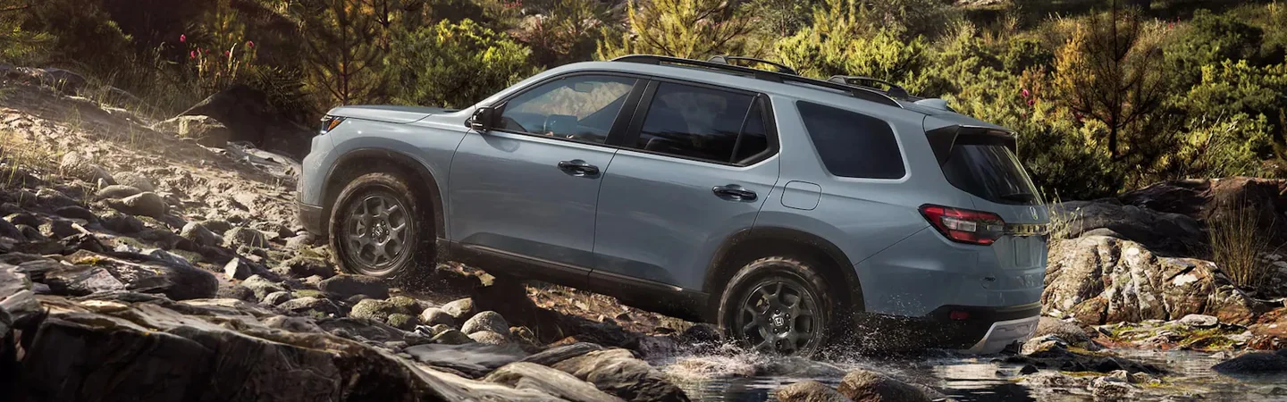 2024 Ford Explorer vs Honda Pilot silvercolor sideview