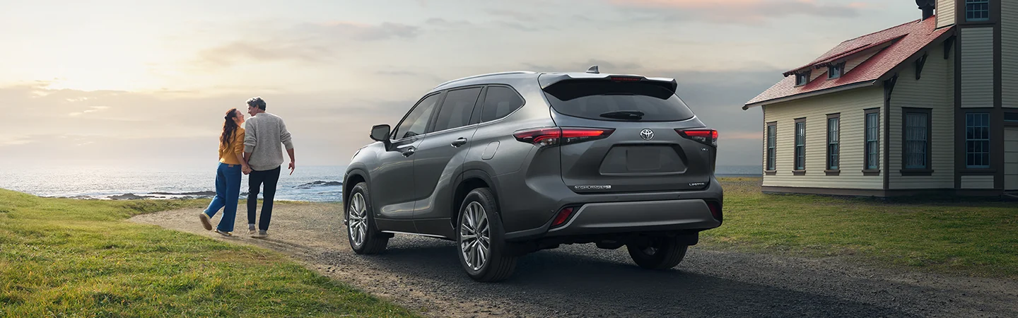 rear view of a 2025 Toyota Highlander Hybrid XLE