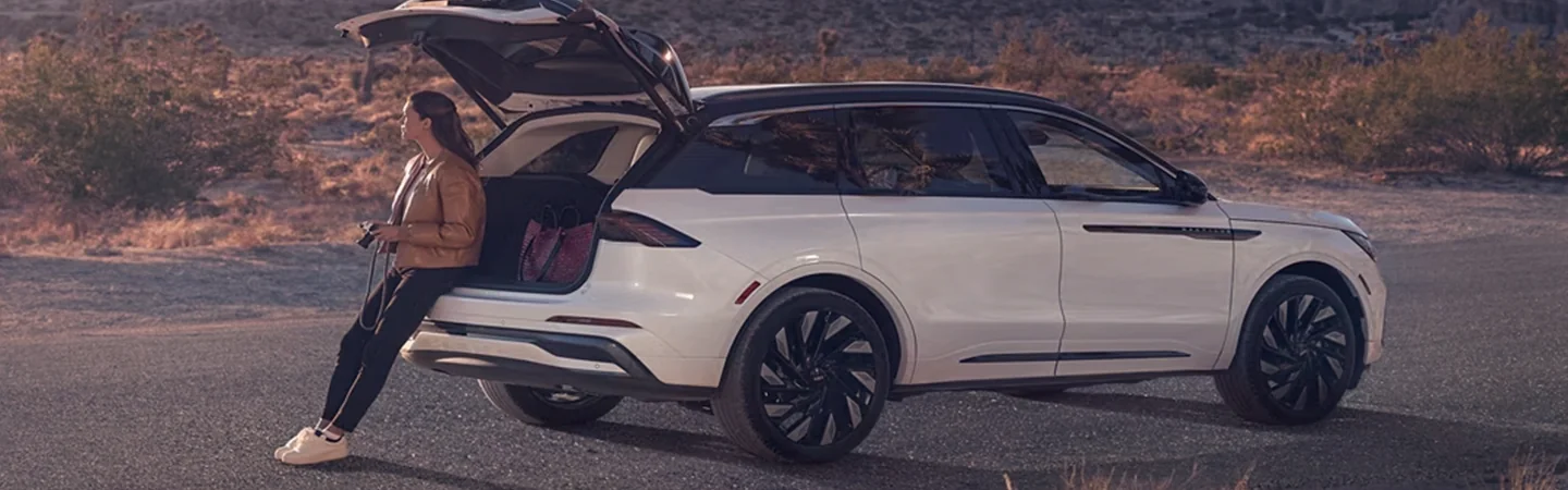 2025 Lincoln Nautilus Specs whitecolor sideview