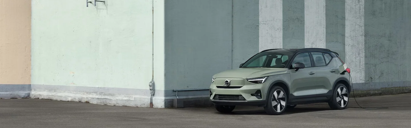 2024 Volvo XC40 Specs front side in green 