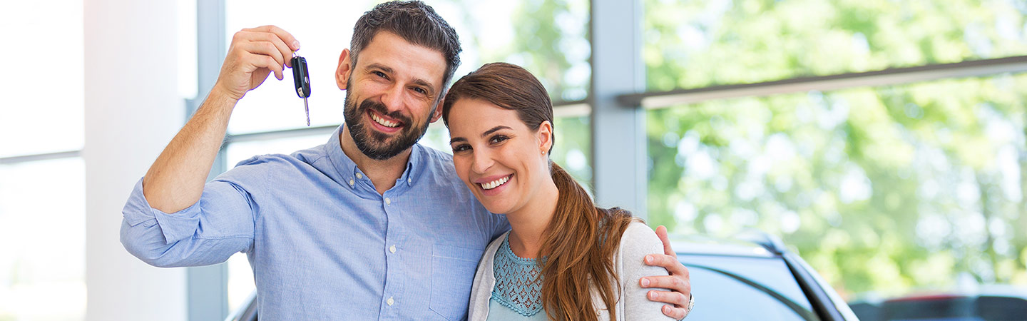 Lupient Kia happy couple Customers with keys