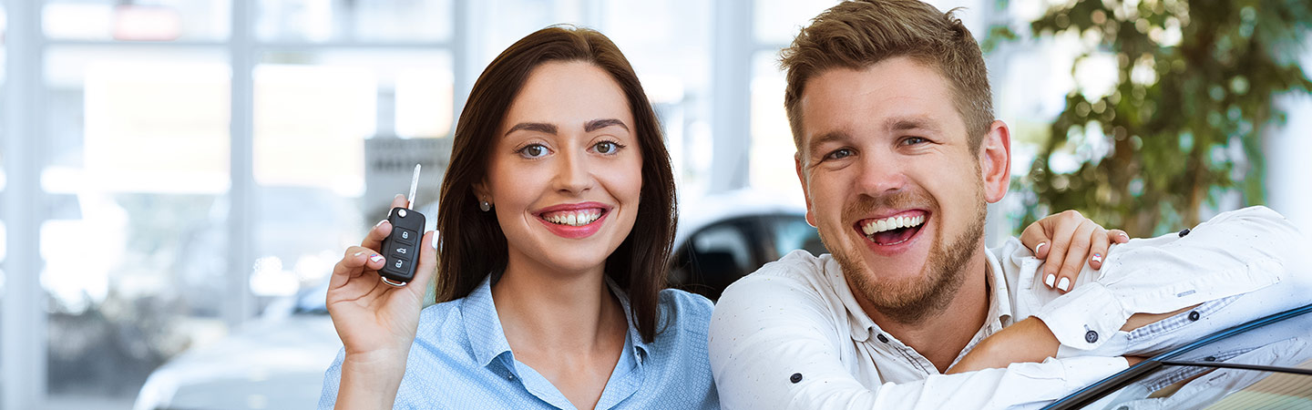 INFINITI happy customers with keys