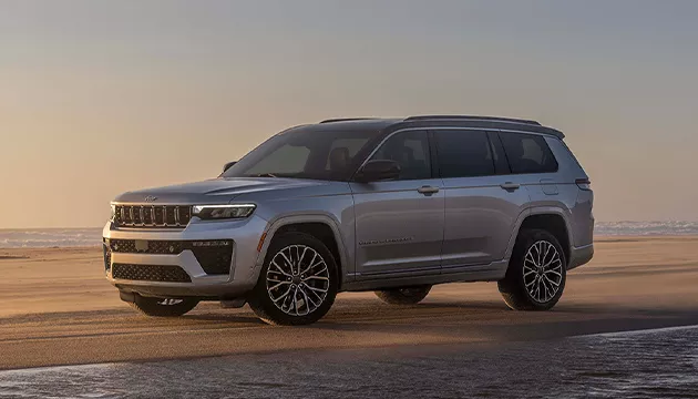 a silver a Jeep Cherokee