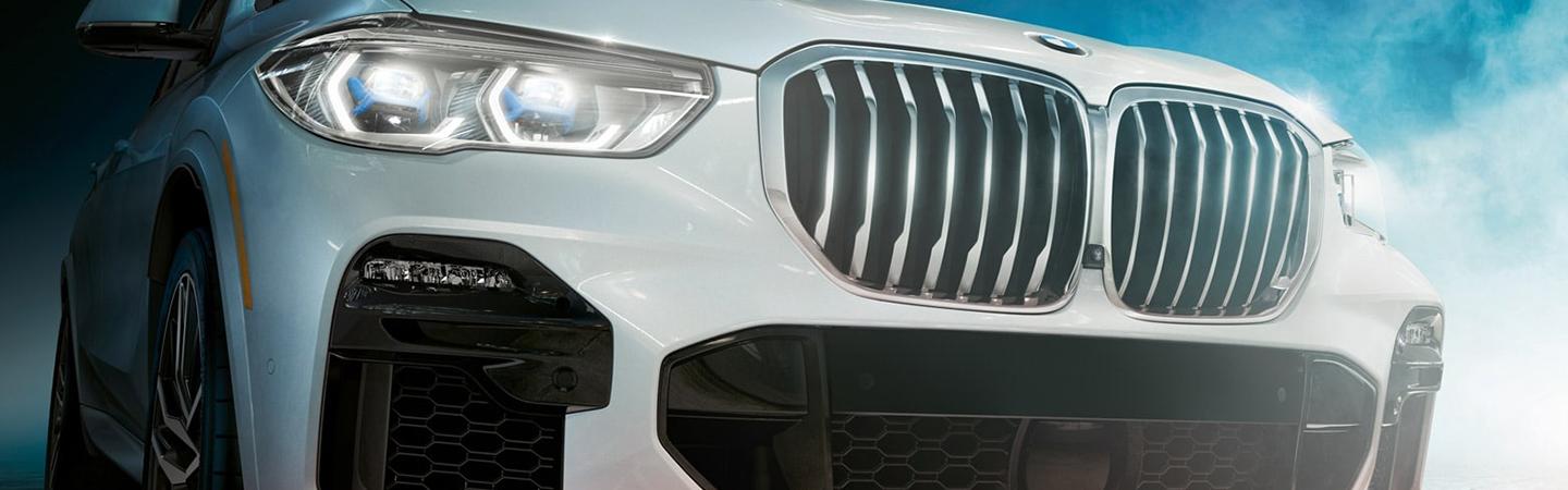 View of the grill in the front of a 2021 BMW X5