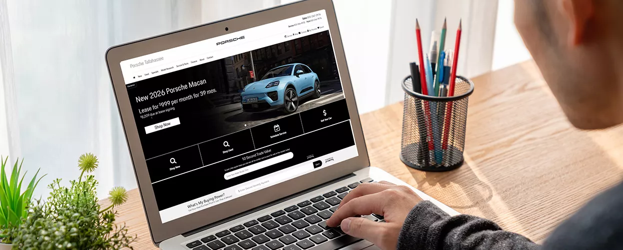 Customer using a laptop to view the Porsche Tallahassee website