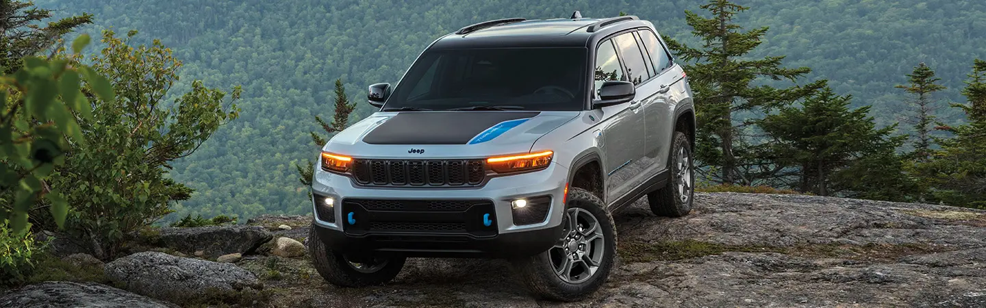 2024 Jeep Grand Cherokee vs Kia Telluride silver back view