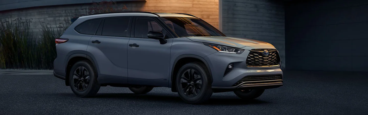 2024 Hyundai Santa Fe vs Toyota Highlander silvercolor sideview