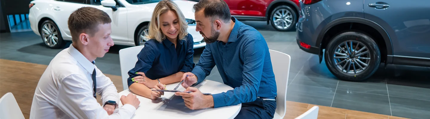 two people discussing the Hyundai Warranty with car salesperson