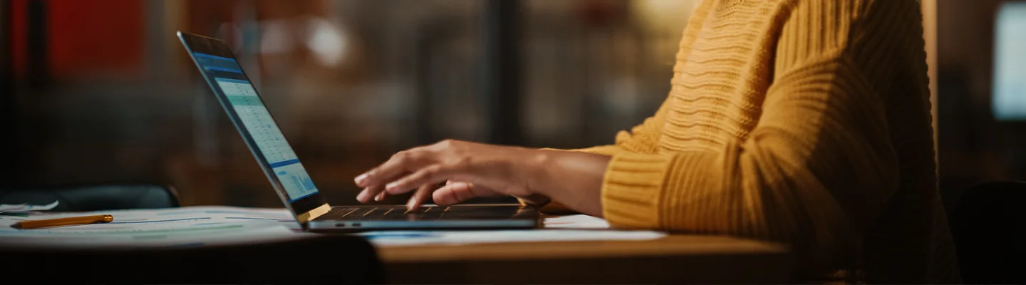 hands on laptop