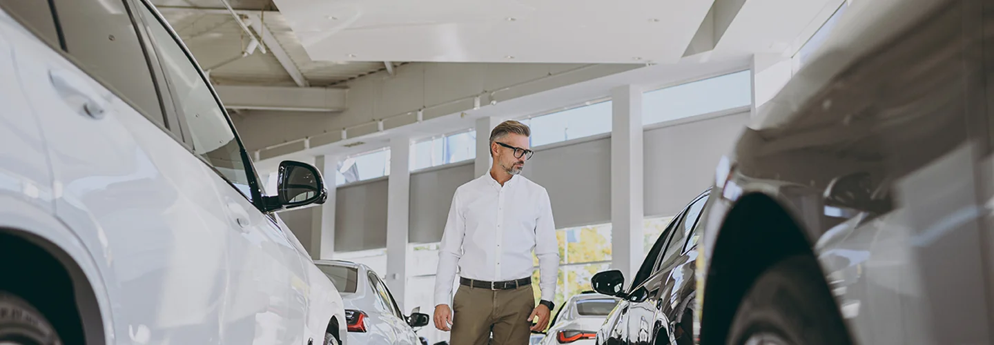 Person looking at the 2025 Volkswagen Atlas at a dealership