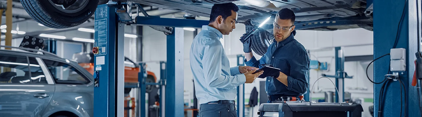 tech showing something to customer