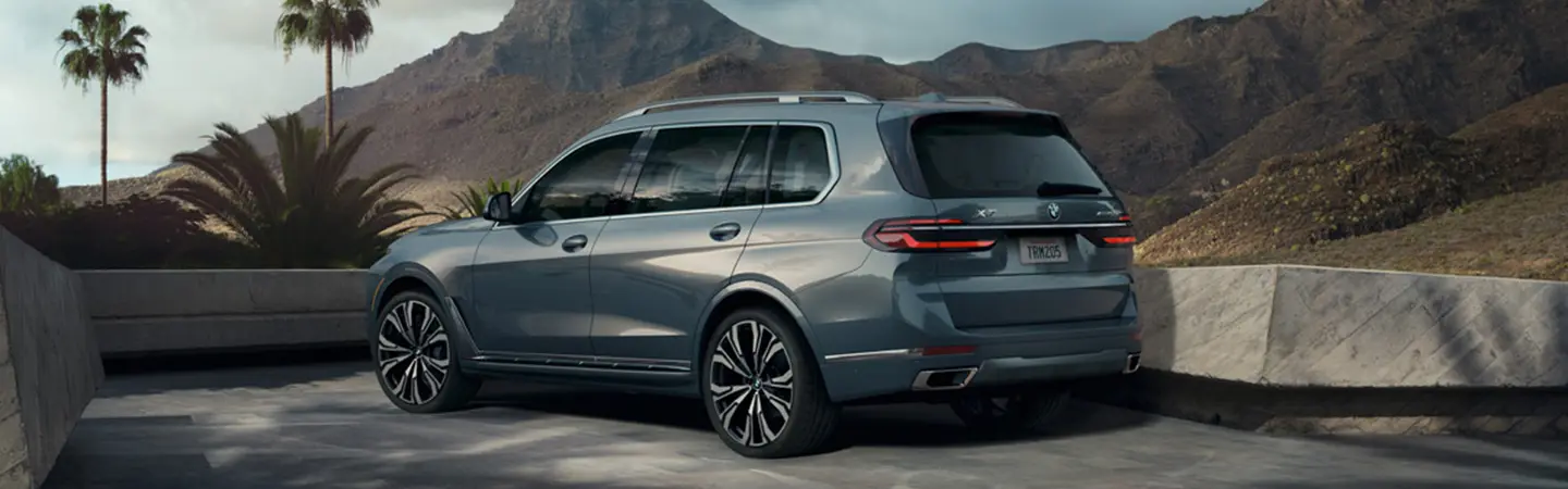 2024 BMW X7 Colors blue sideview 