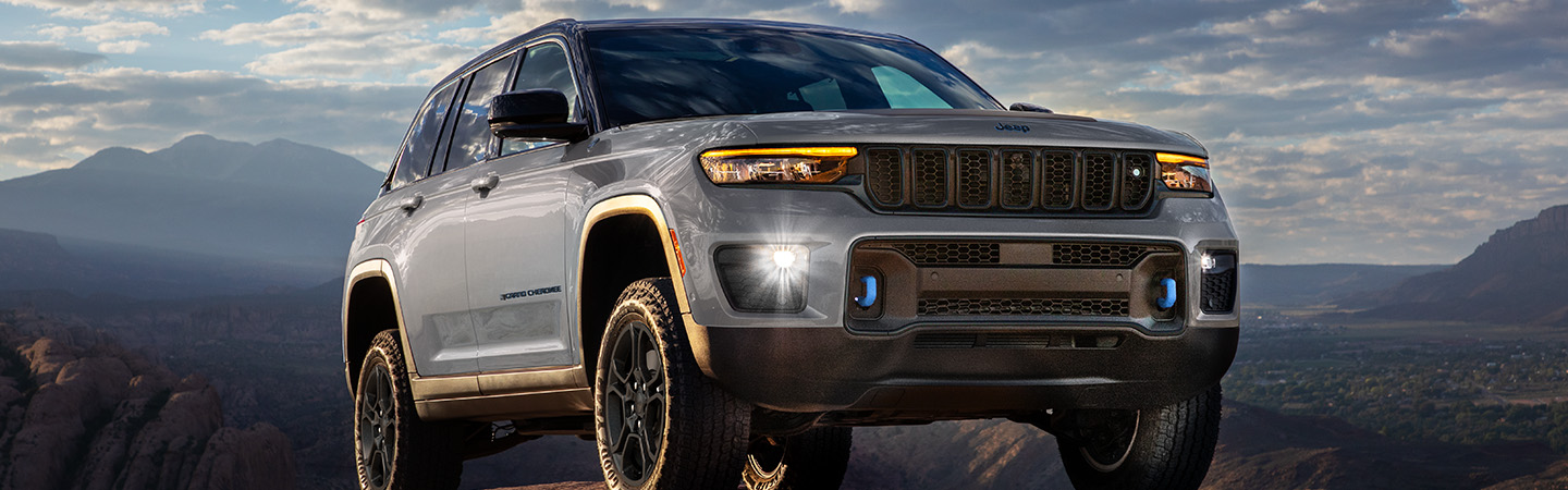Jeep Grand Cherokee frontview white