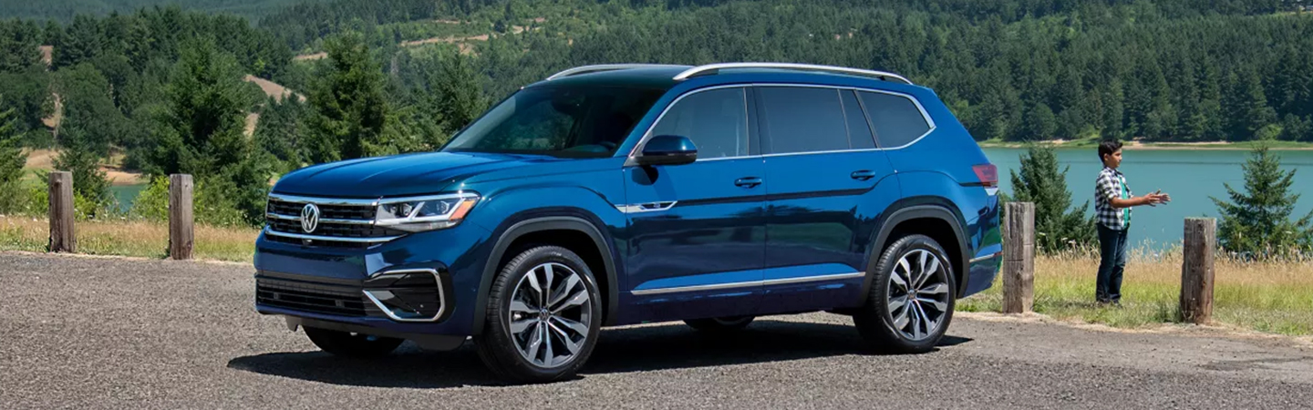 2023 Volkswagen Atlas vs Honda Pilot blue sideview