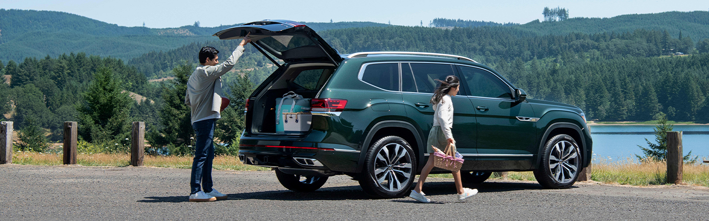 2023 Volkswagen Atlas vs Honda Pilot green backview