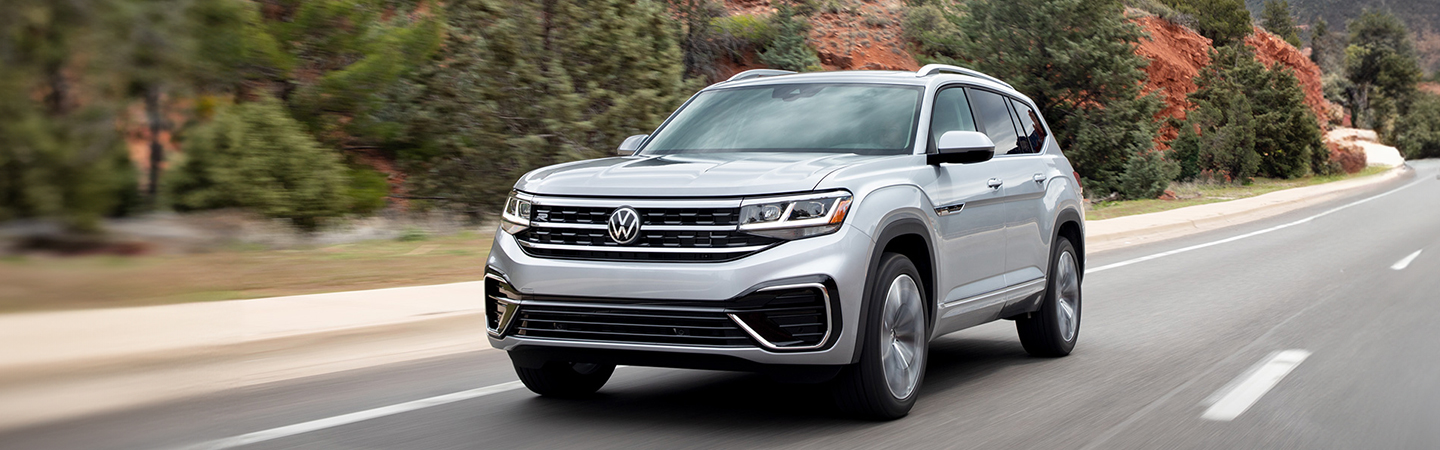 2023 Volkswagen Atlas vs Honda Pilot silver frontside