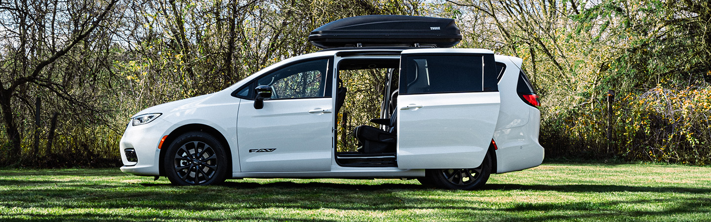 2024 Chrysler Pacifica Specs front side in black