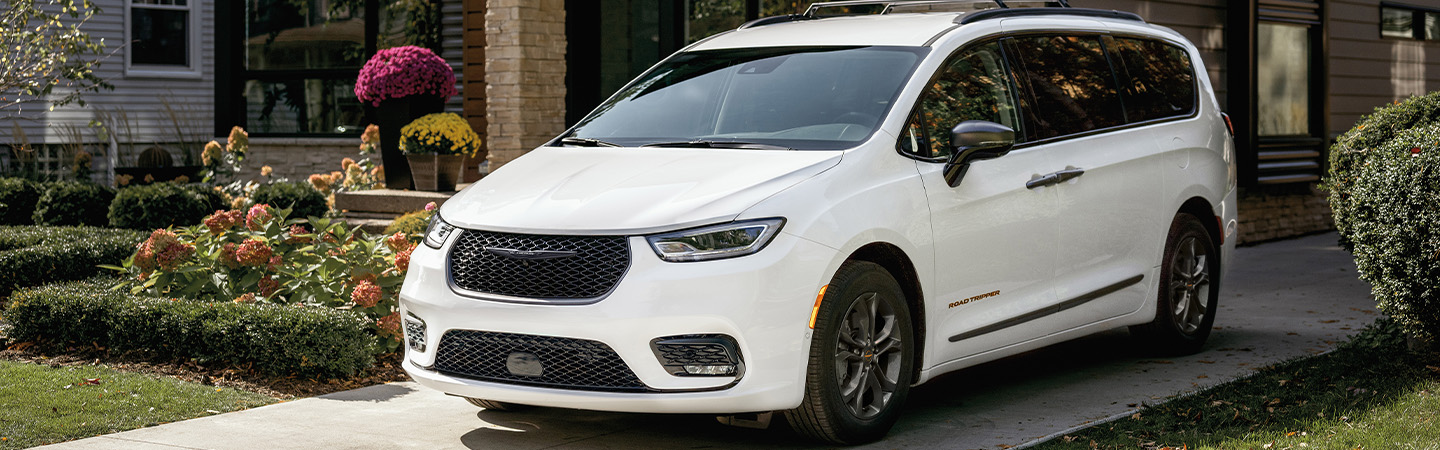 2024 Chrysler Pacifica Black front view