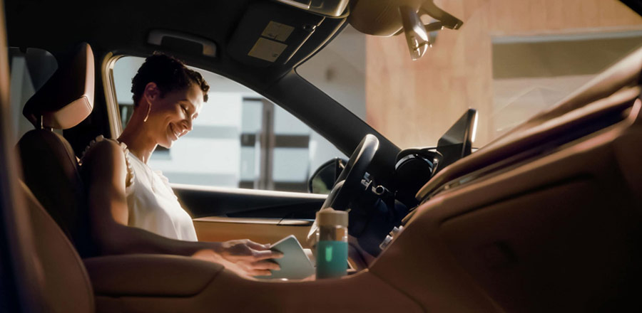 INFINITI QX60 woman connecting with device