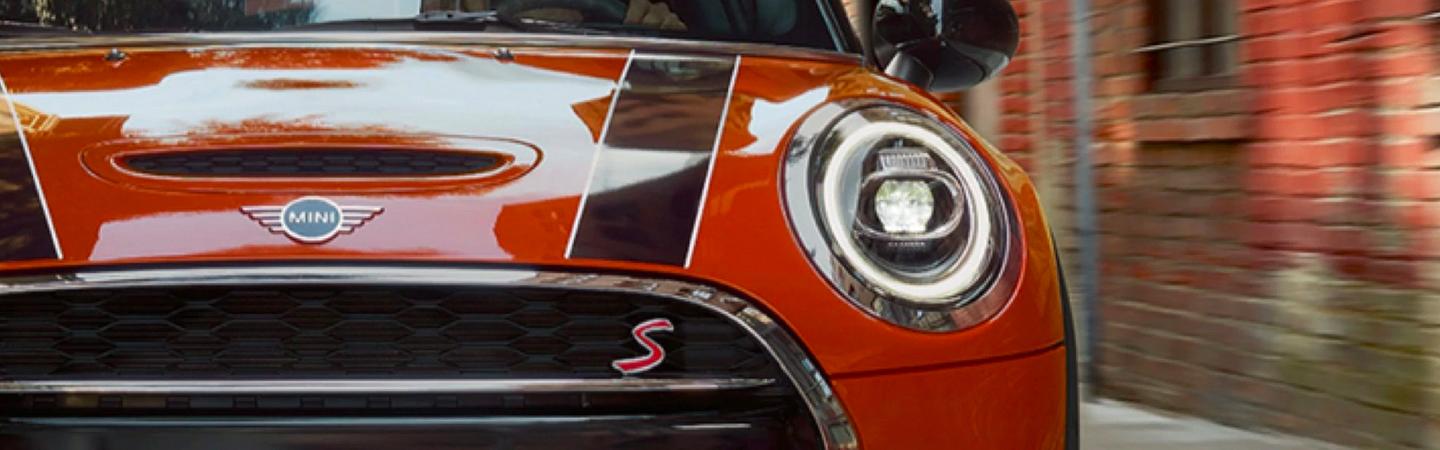 Close up to the front grille of the 2021 MINI Hardtop 2 Door