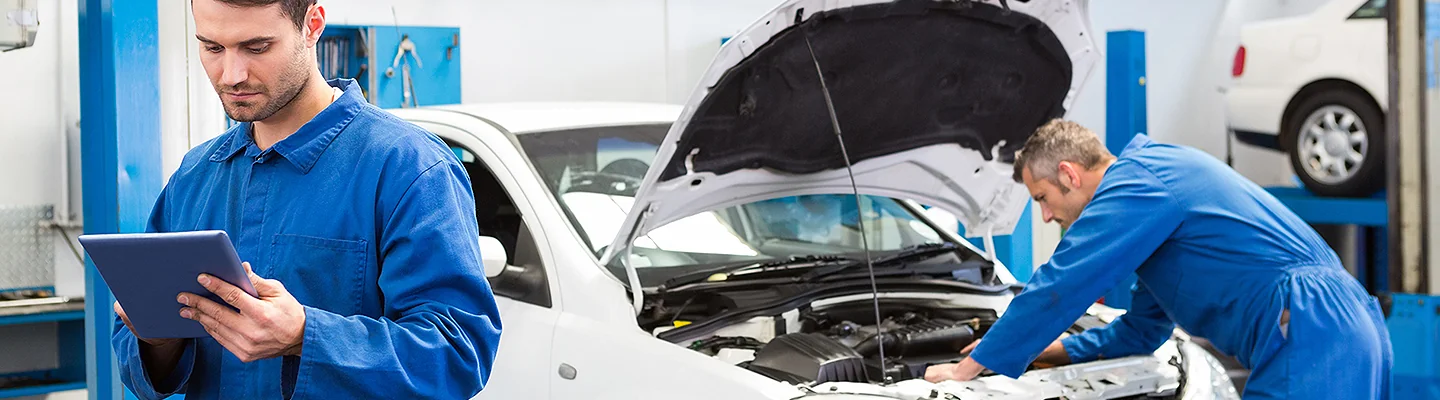 2 service auto mechanics working in the service bay