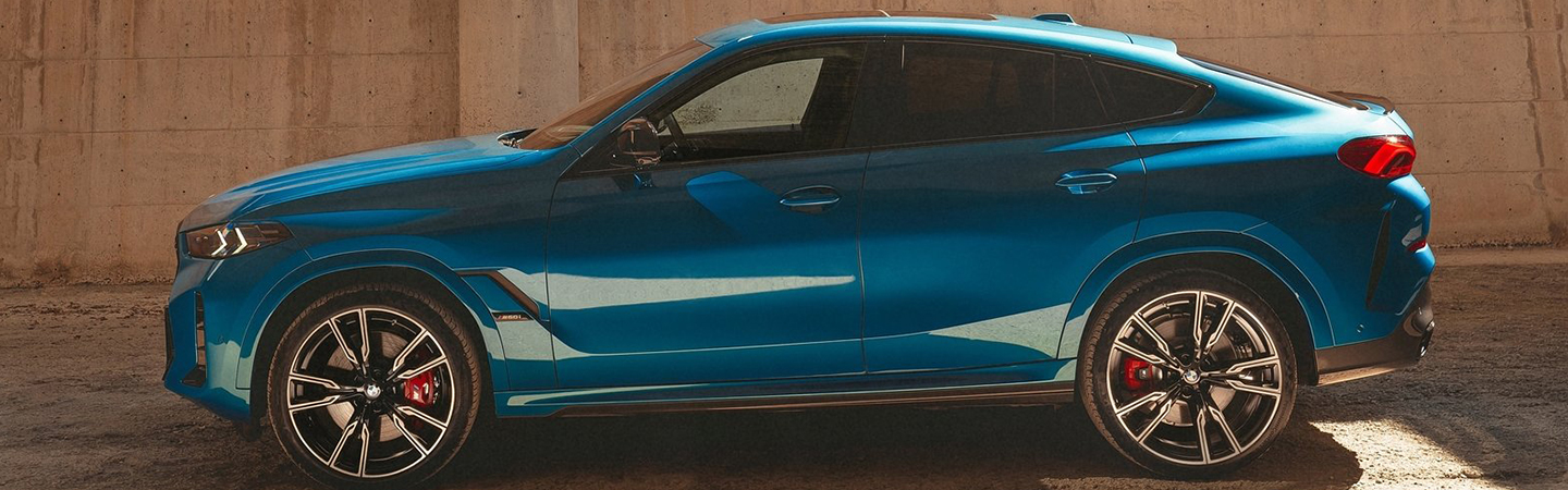 2024 BMW X6 xDRIVE40i  side front in blue colour