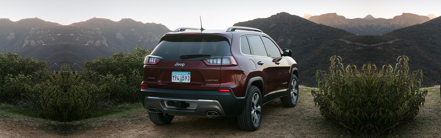 2021 Jeep Cherokee park viewing the mountains