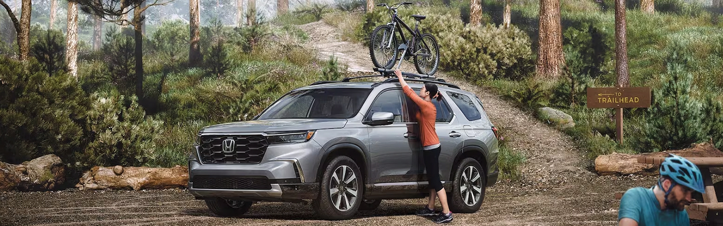 The 2024 Honda Pilot silver color sideview