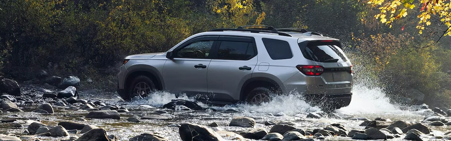 The 2024 Honda Pilot silver color sideview