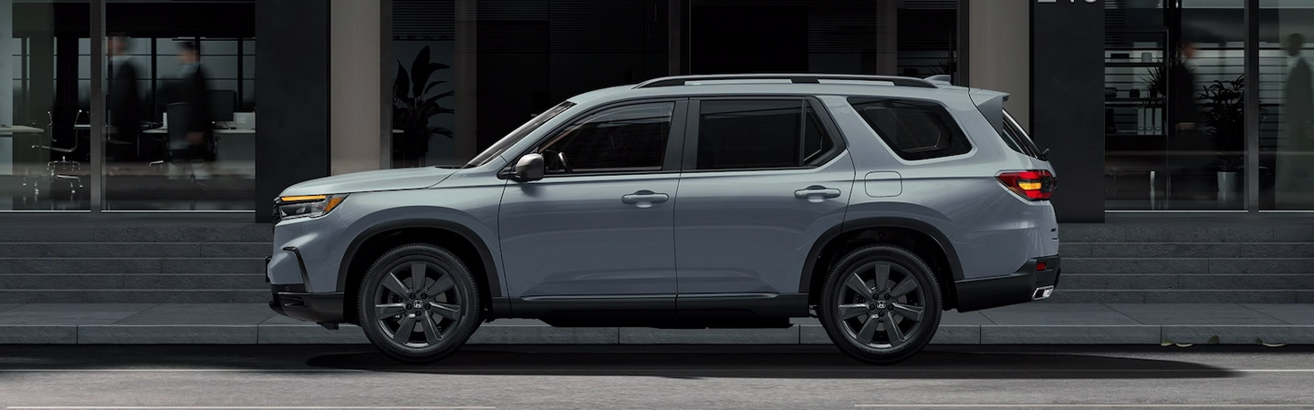 The 2024 Honda Pilot silver color sideview