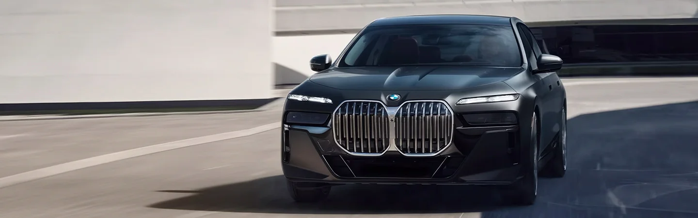 2024 BMW 7 front side in black colour