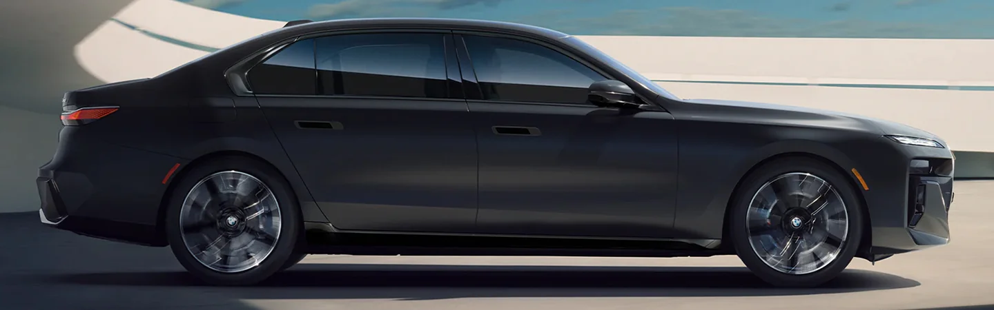  2024 BMW 7 side front in black colour