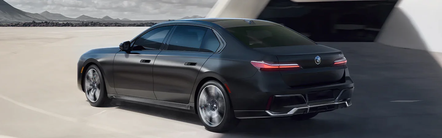 2024 BMW 7 side back in black colour